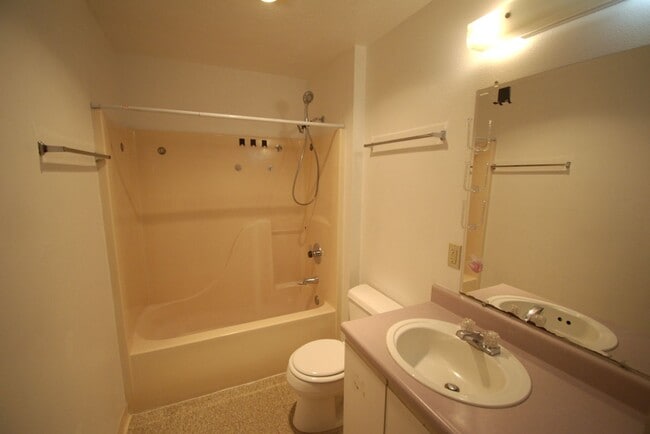 Building Photo - 3 Bedroom 1 Bath Upstairs Apartment