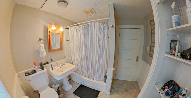 Building Photo - Large House with 2 Kitchens & 2 Living Rooms + Off-Street Parking! Available August 1st!