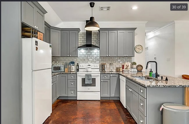 Building Photo - Fully Furnished Near Baylor