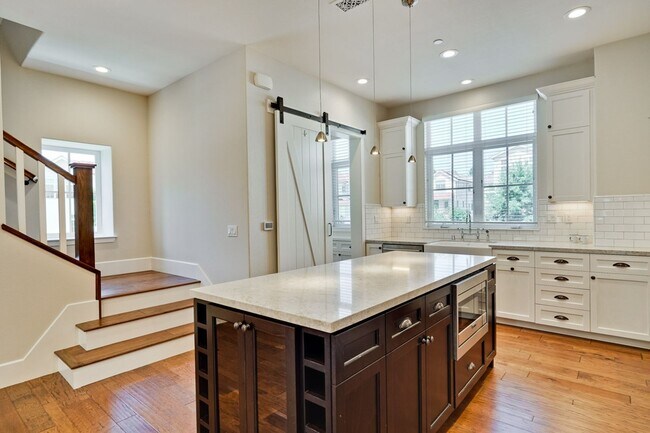 Building Photo - Modern Living in the Heart of Downtown Cam...