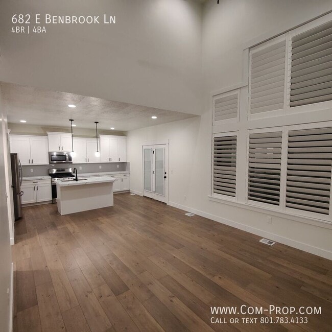 Building Photo - 682 E Benbrook Ln