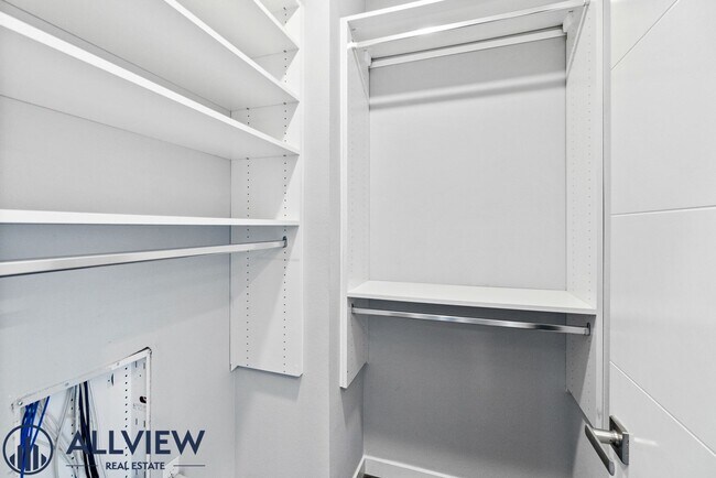 Building Photo - Beautiful three story live/work townhome i...