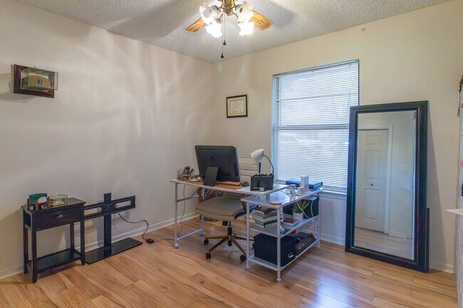 Building Photo - 1609 Ronstan Dr