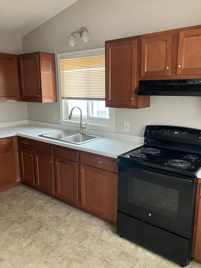 Building Photo - Spacious Mattydale 4 bed 1.5 bath home