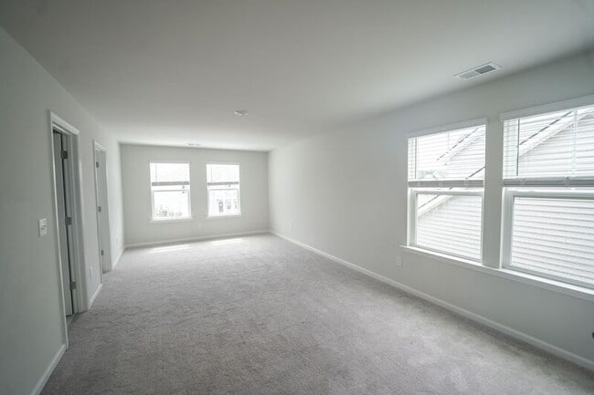 Building Photo - 225 Lillian St