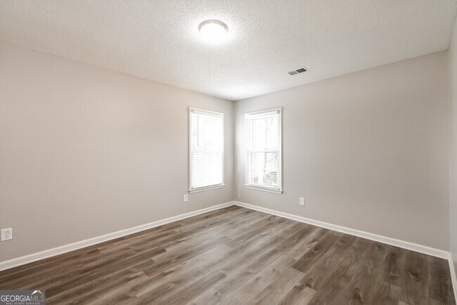 Building Photo - 4220 Pineset Dr