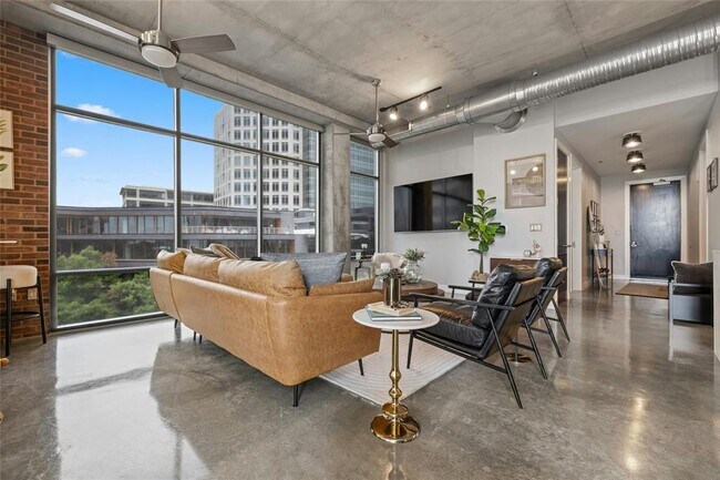 Building Photo - 800 W 5th St