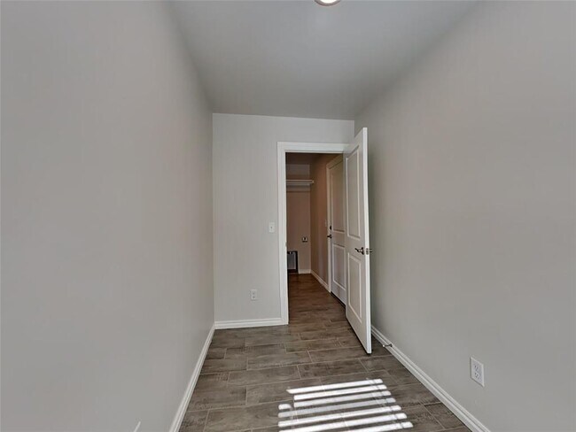 Building Photo - 3833 Lynne Ave