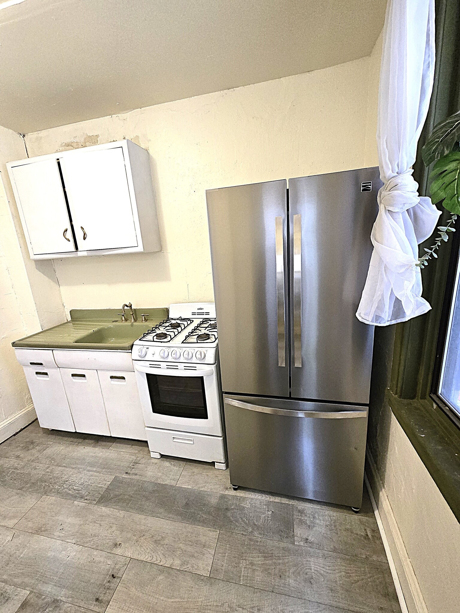 Newer Kitchen - 123 N Mole St