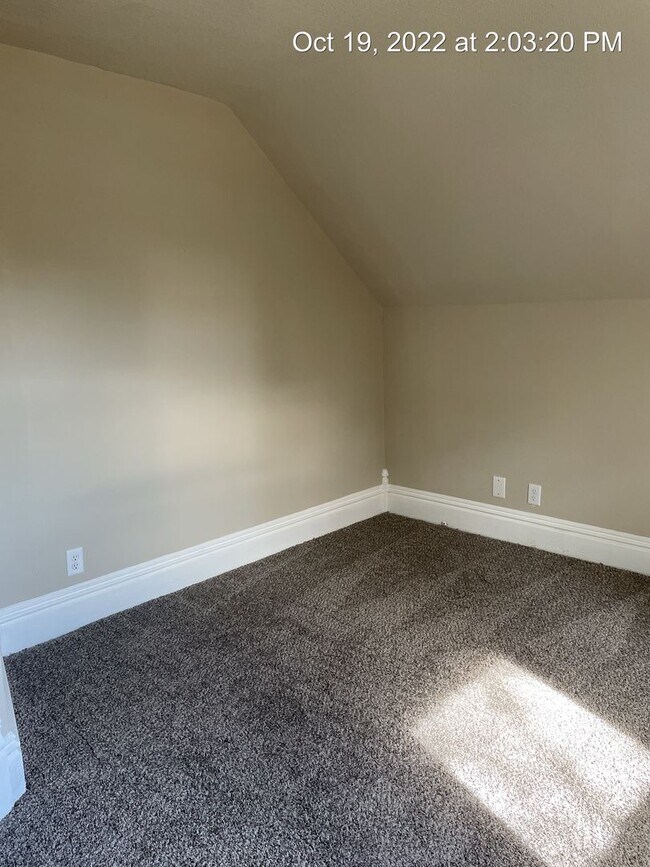 Building Photo - Updated 2 bedroom 1 bathroom home-located in Perry, IA