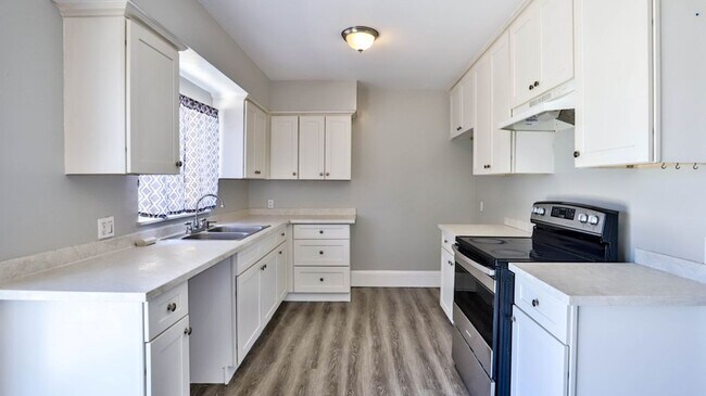 Building Photo - Fully REMODELED 3bed 2bath SFR. Great loca...