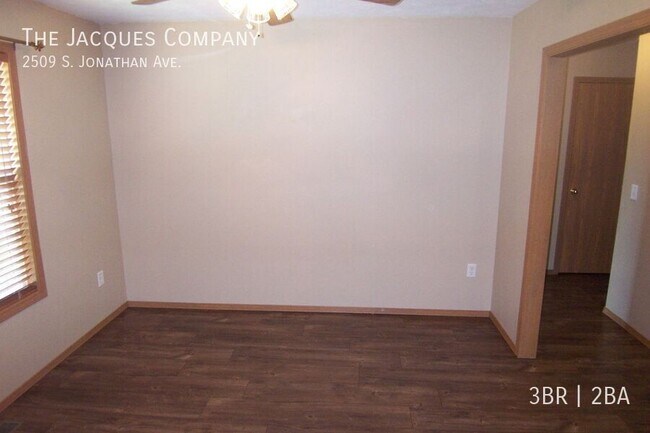 Building Photo - 2509 S Jonathan Ave