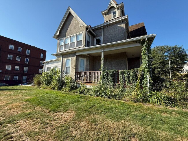 Building Photo - 180 Pine St