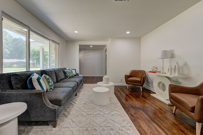 Building Photo - Fully Renovated 4 Bed, 2 Bath Just Minutes from Campus