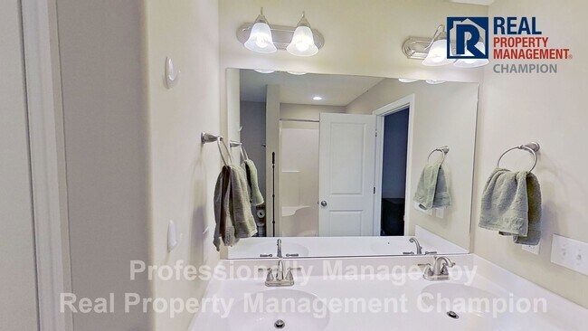 Building Photo - Like New Home with Open Layout and Spaciou...