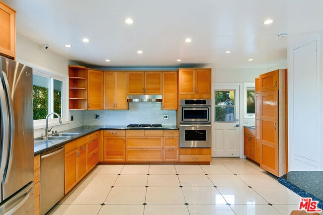 Building Photo - 826 N Tigertail Rd