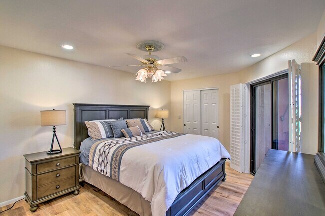 Building Photo - 4303 E Cactus Rd