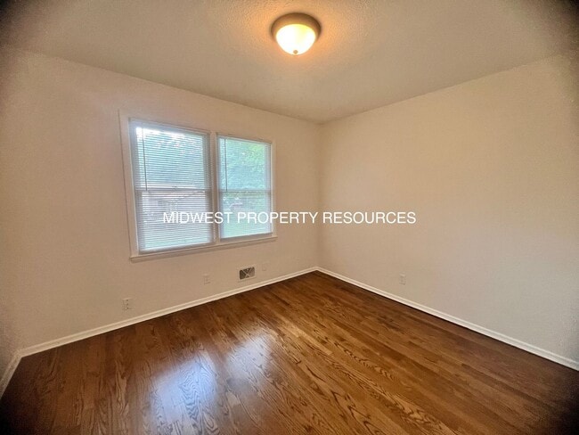 Building Photo - Freshly Updated 2 Bedroom Duplex