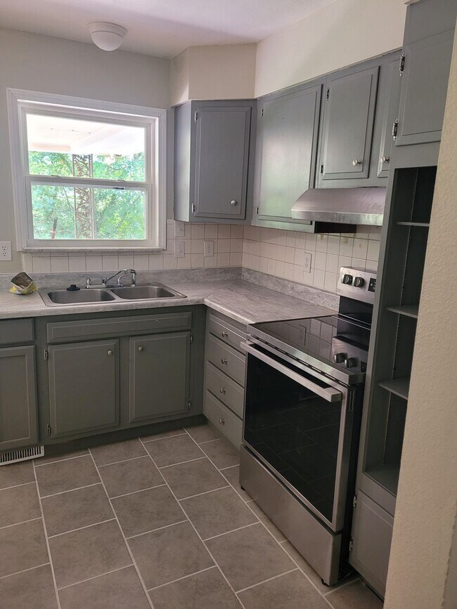 Building Photo - Available May 2nd