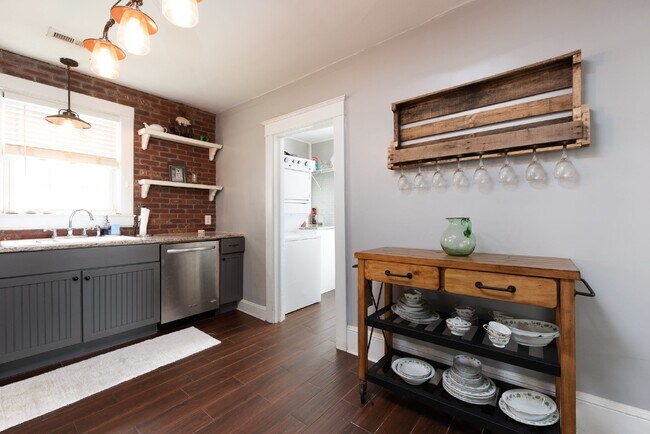 Building Photo - Fully Furnished Super Cute