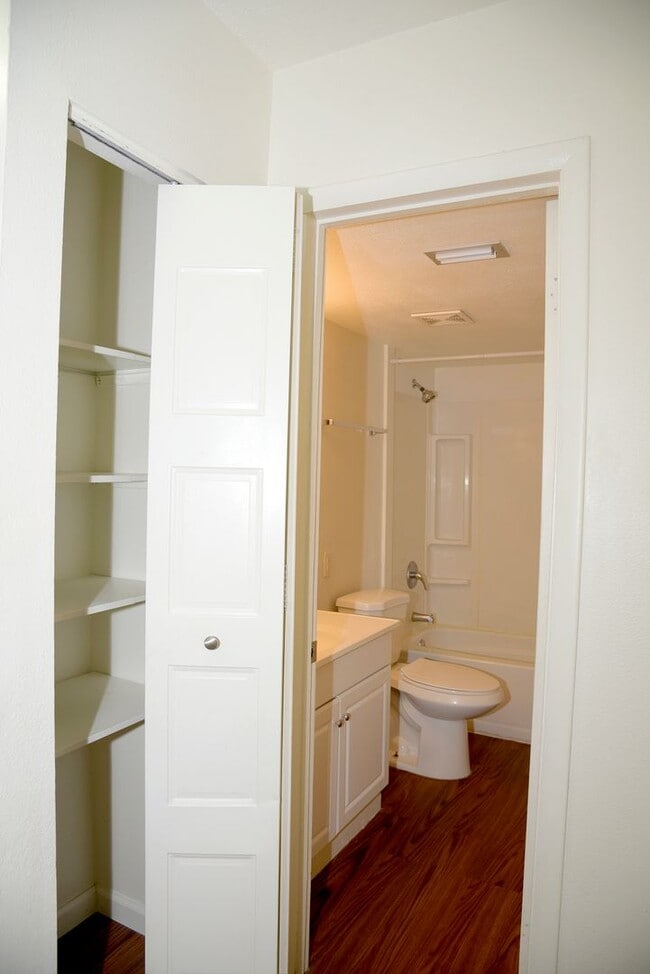 Building Photo - Charming 2 Bedroom in Prime Location!