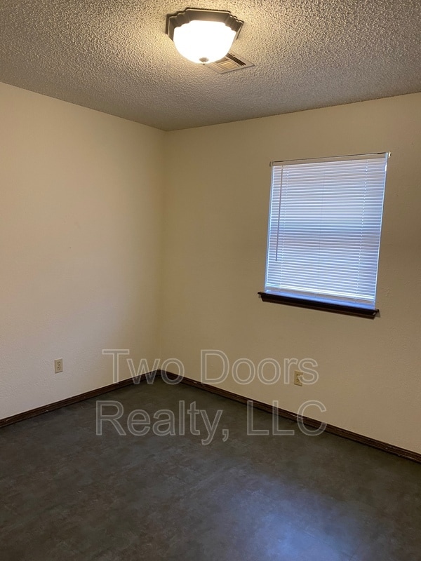 Building Photo - 3013 Gwendolyn Ln