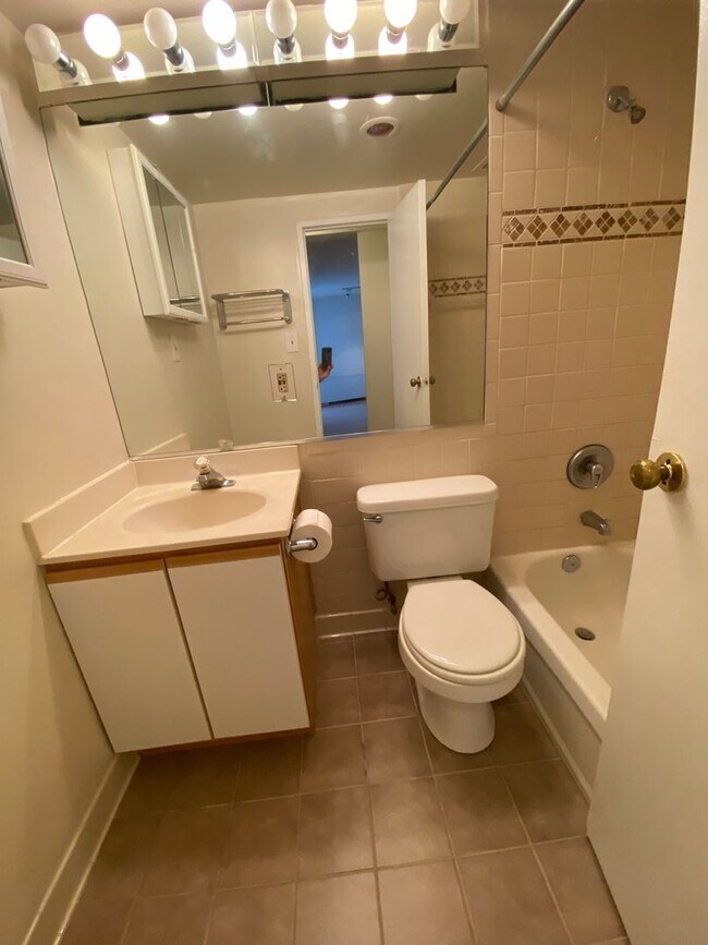 Building Photo - Centrally Located Dupont Circle at the Imperial House 1 Bed in the heart of it all! Utilities inc...
