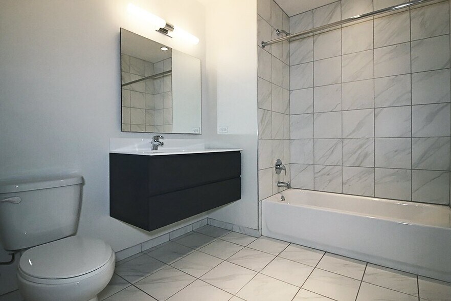 Building Photo - 814 N La Salle Dr