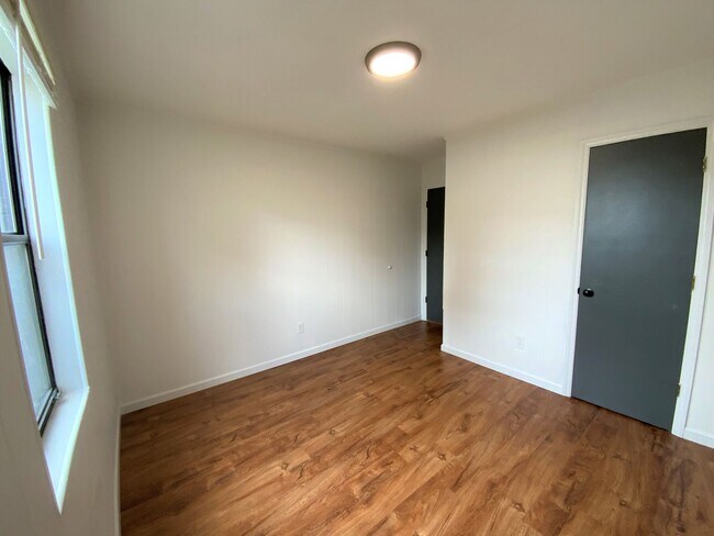 Building Photo - 100 Ravenwood Dr