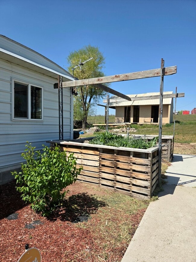 Building Photo - 3 Bed, 1.5 Bath Country-Home on 5 Acres