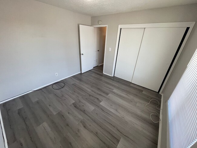 Building Photo - Wonderful Upstairs Unit, Close to the Delta!