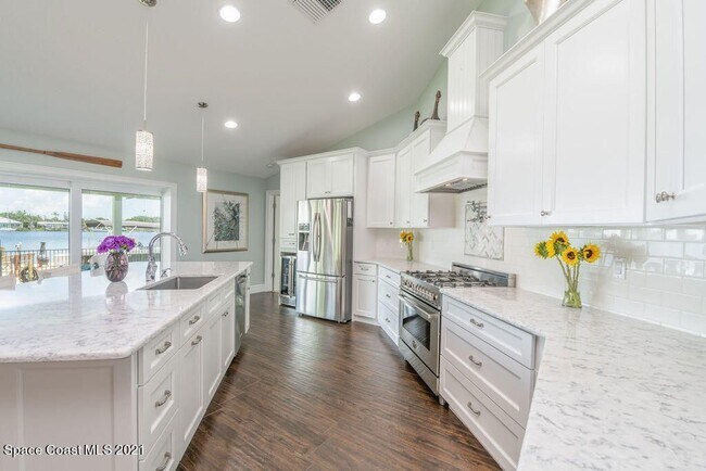 Building Photo - Gorgeous views from this 3 bedroom, 2.5 ba...