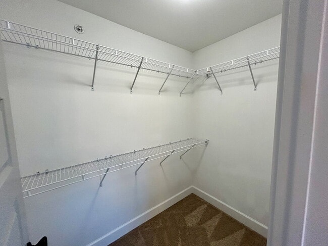 Building Photo - Modern 3-Bedroom 3-Story Apartment with a ...