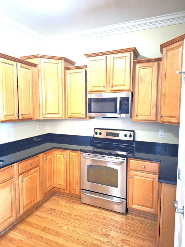 Building Photo - 3 bedroom/ 2 bathroom- Bennington on the Park