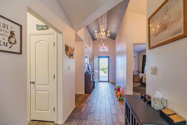 Building Photo - Beautiful Home in the Golf Course Area