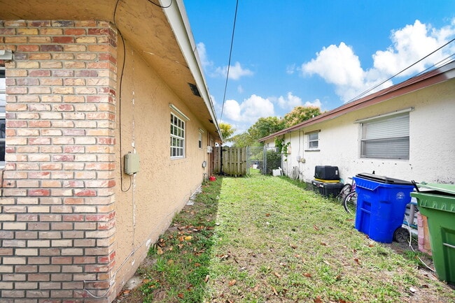 Building Photo - 6542 NW 24th Ct