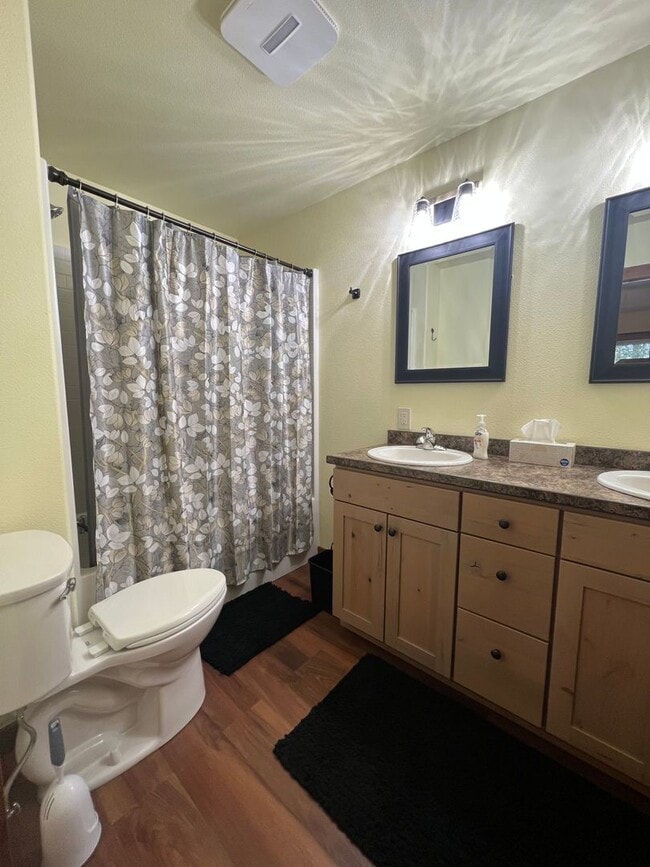 Building Photo - SEASONAL FURNISHED RENTAL