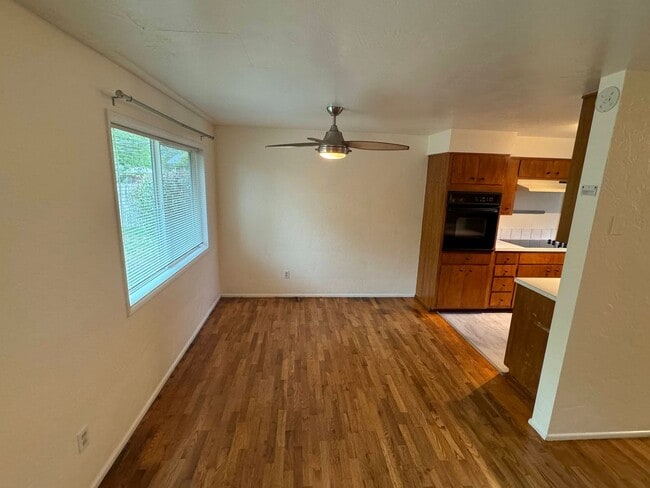 Building Photo - 3+ Bedroom House in Friendly Area
