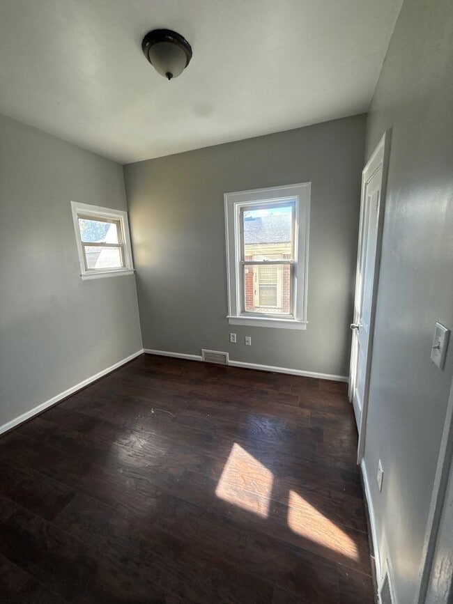 Building Photo - 4 Bedroom 2 Bath Home in Lincoln Park