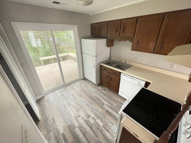 Building Photo - Southern Villas 33