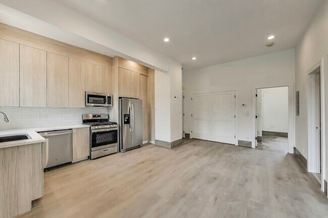Building Photo - 2023 N Drake Ave