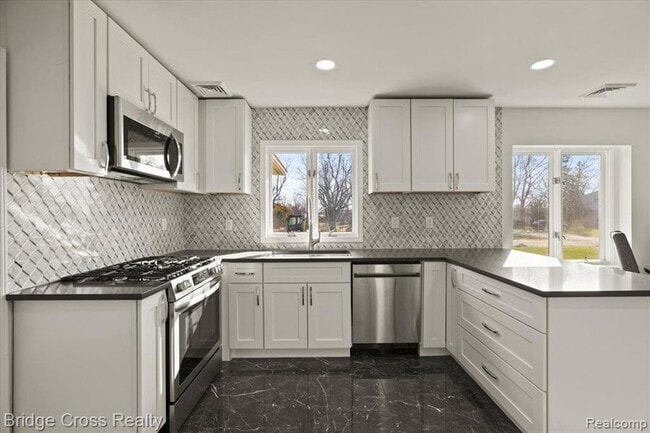 Building Photo - 95 Hillsdale Rd