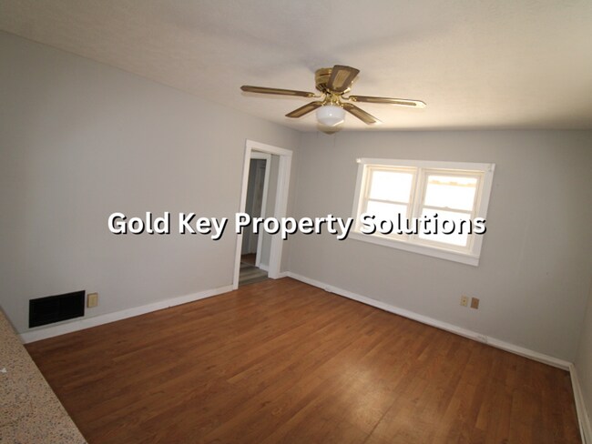 Building Photo - 1316 E 7th St