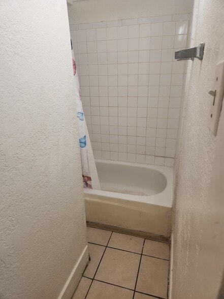 Bath/shower - 828 E 10th St