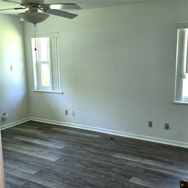 Building Photo - 135 Redbud St