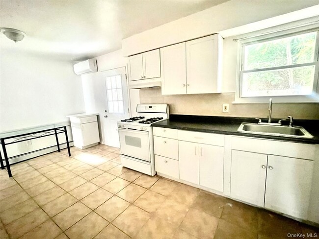Primary Photo - 92 Sheffield Dr