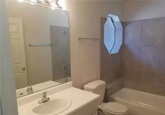 Building Photo - Charming 1st Floor Comdo