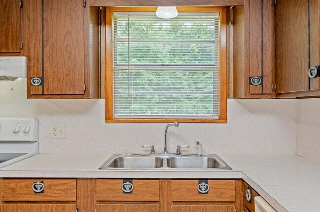 Building Photo - Charming brick home ready for move in!