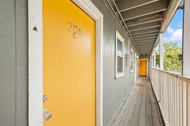 Building Photo - 2401 Manor Rd