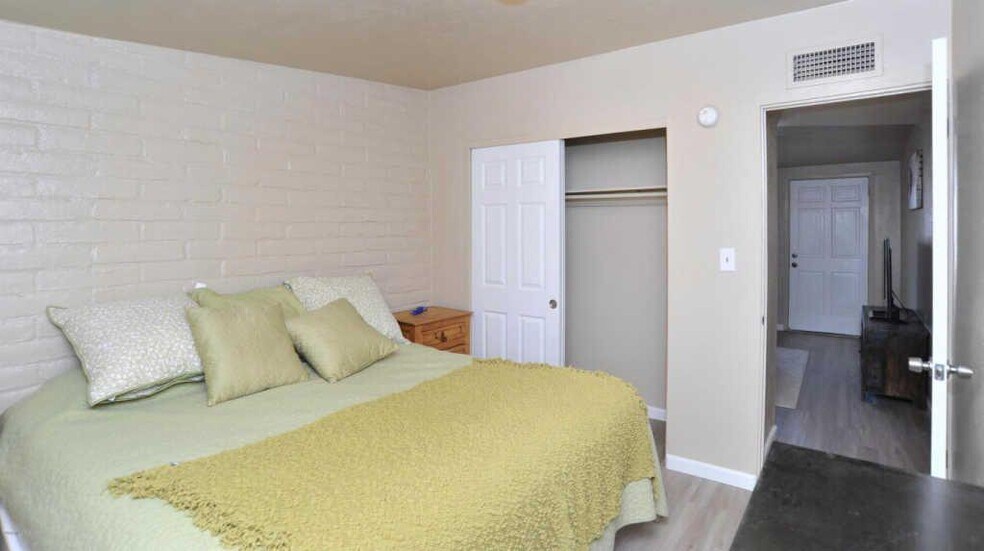 bedroom - 1222 E Lee St